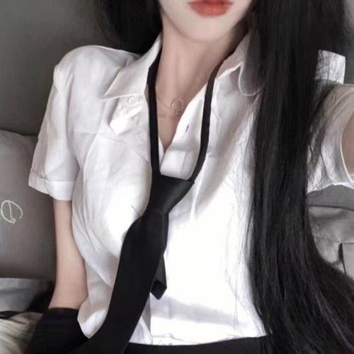 绿衣女子